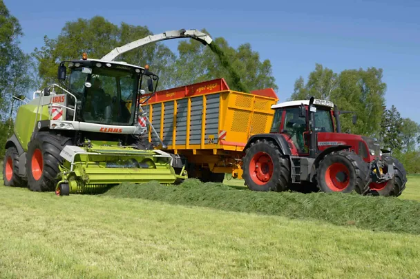 Grassilierung mit landwirtschaftlichen Maschinen